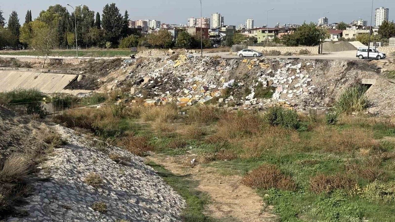 Adana'da Sarıçam Deresi Kuruyor: Moloz Döküm Sahasına Dönüştü