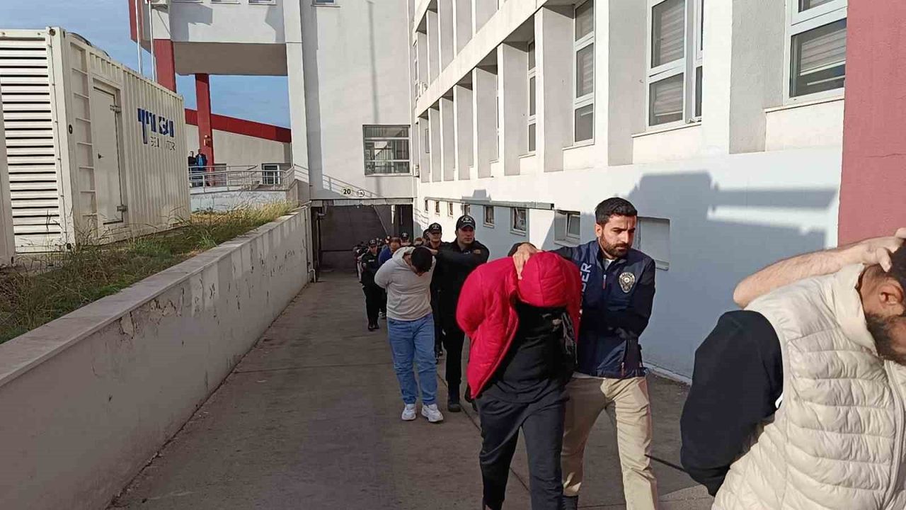 Adana'da 'Sazan Sarmalı' Operasyonu: 35 Dolandırıcı Yakalandı