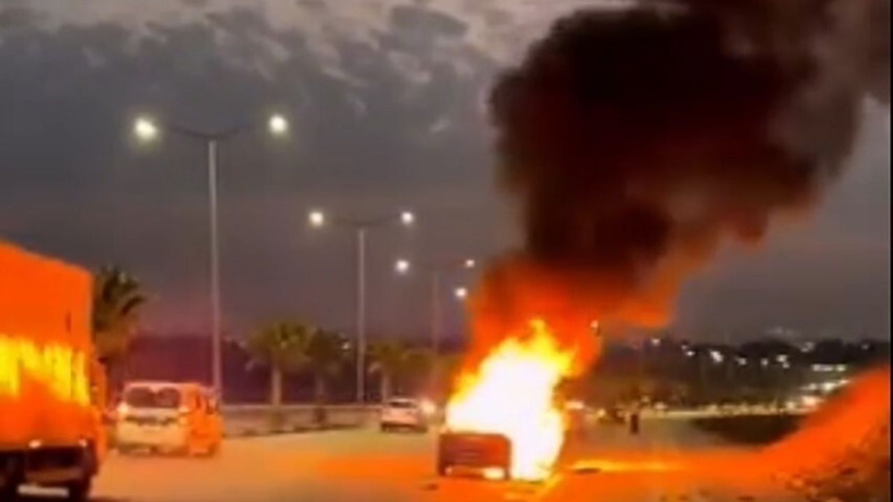 Adana'da Seyir Halindeki Otomobil Yangını
