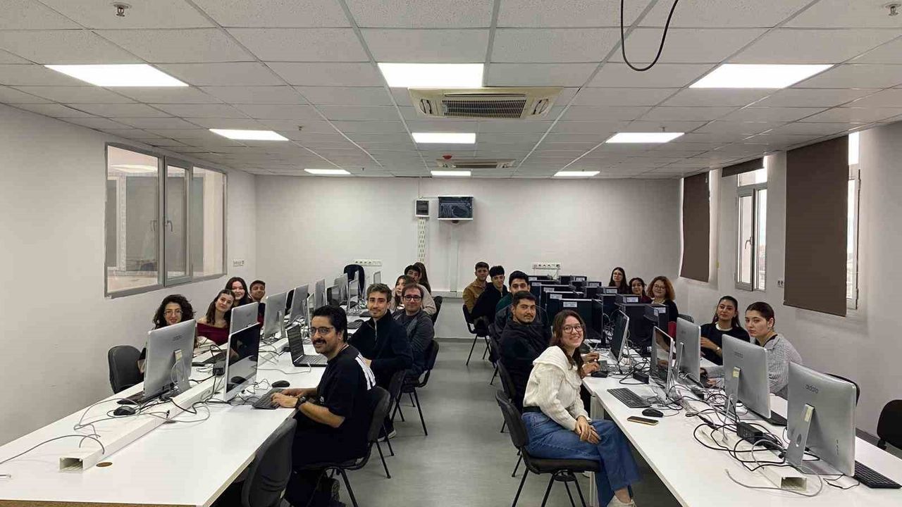 Adnan Menderes Üniversitesi'nde Bilgisayar Laboratuvarları Yenilendi