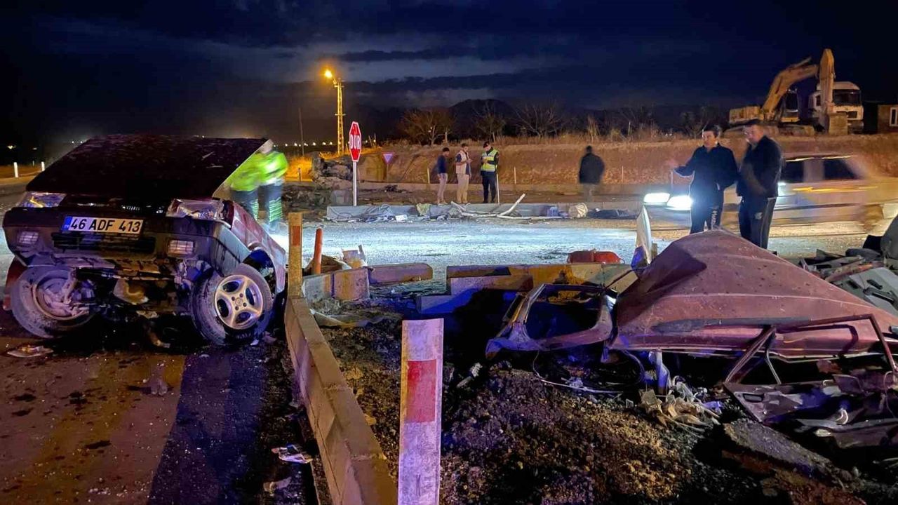 Afşin'de Trafik Kazası: Fiat Tofaş İkiye Ayrıldı, 2 Yaralı