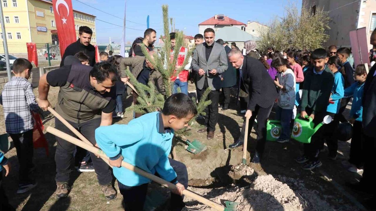 Ağrı'da Fidan Dikim Etkinliği: 'Türkiye Yeşeriyor, Gazze Güçleniyor' Projesi
