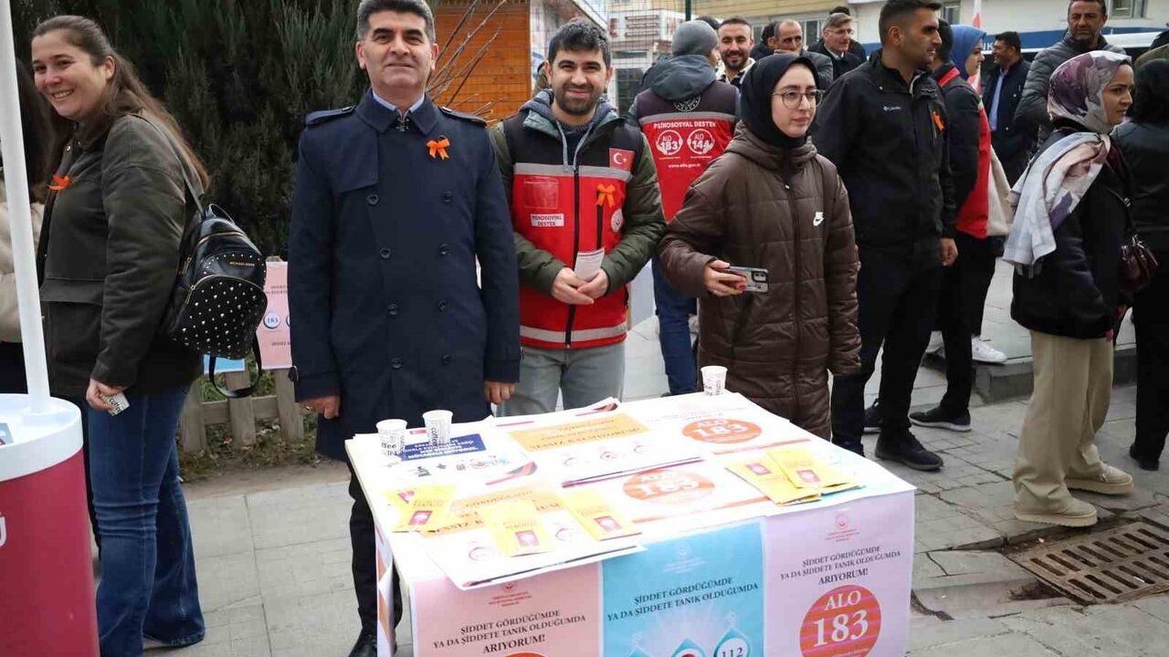 Ağrı'da Kadına Yönelik Şiddete Karşı Farkındalık Yürüyüşü Düzenlendi