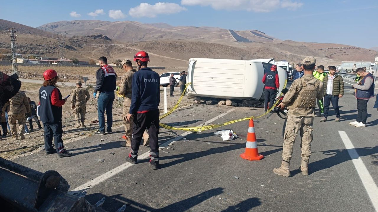 Ağrı'da Minibüs ve Otomobil Çarpıştı: 1 Ölü, 2 Yaralı