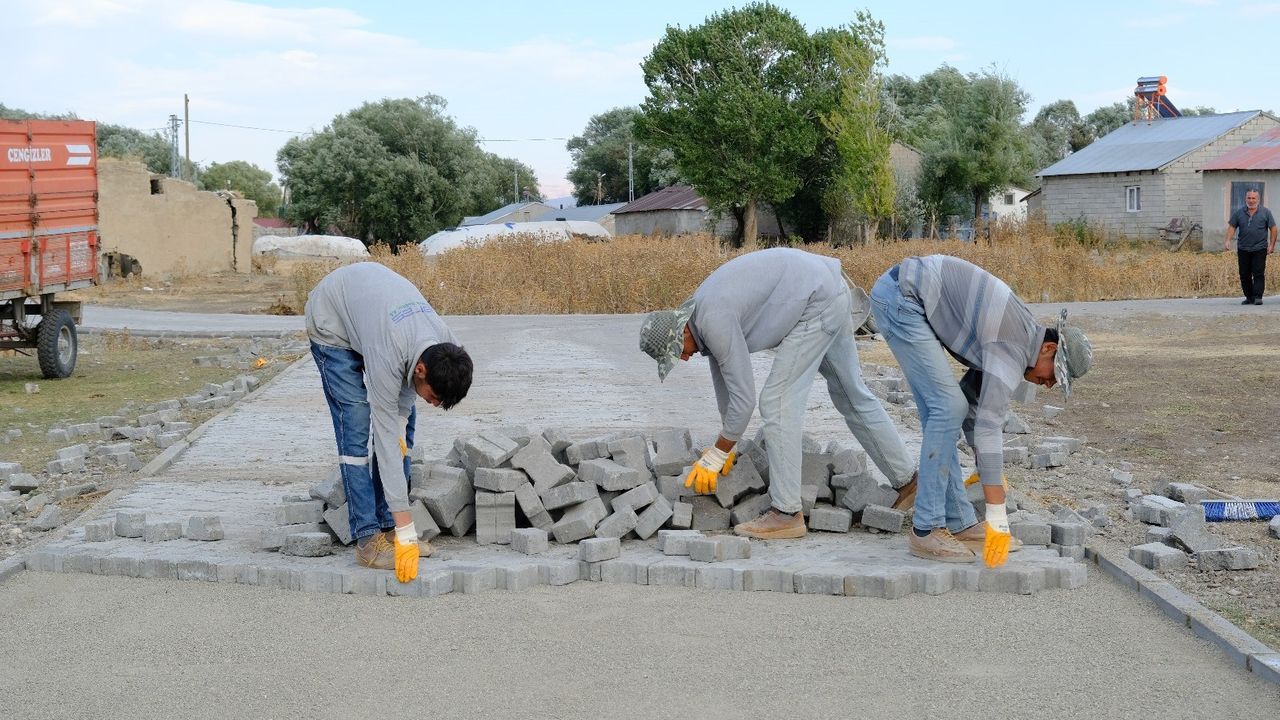 Ağrı'da Modern Köy Yolları Kilit Parke Taşıyla Yenileniyor