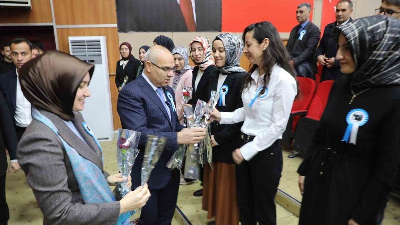 Ağrı'da Öğretmenler Günü Coşkuyla Kutlandı