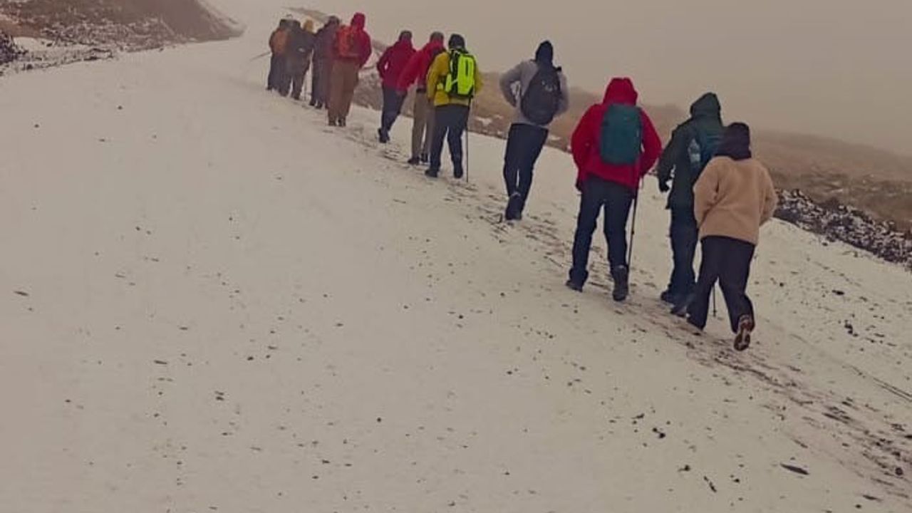 Ağrı Dağı'nda Dağcılar Kar Yağışına Rağmen Zirveye Tırmanıyor