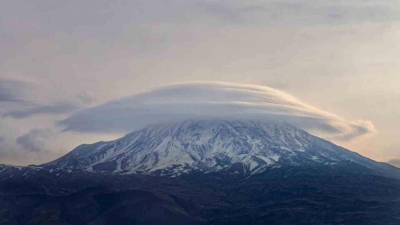 Ağrı Dağı'nda Nadir 'Mercek Bulutu' Oluştu