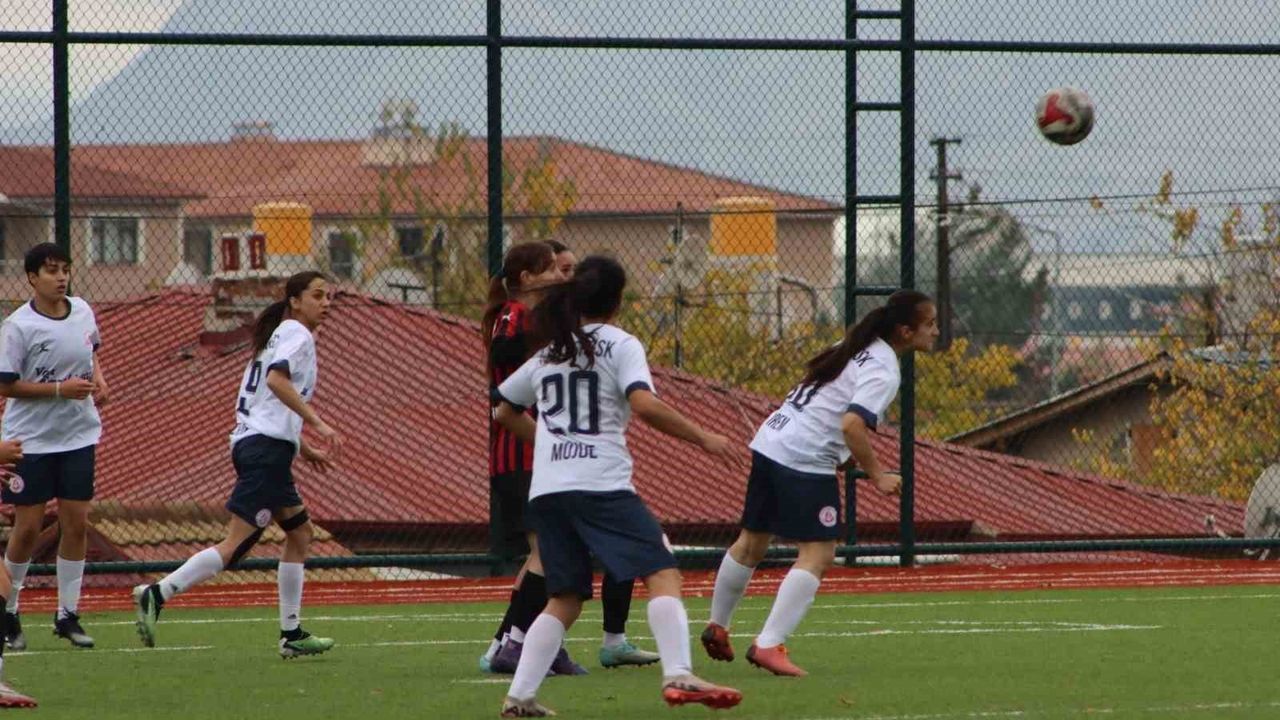 Ağrı Kadın Futbol Takımı'ndan Farklı Galibiyet