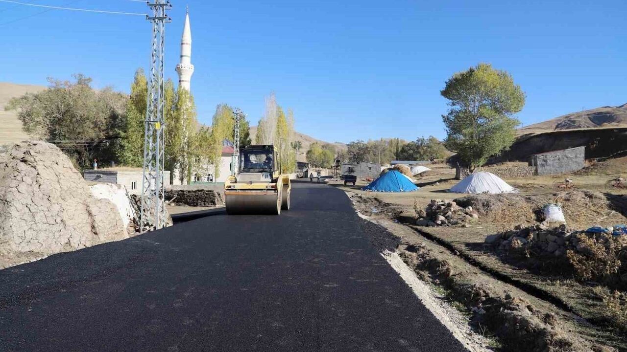 Ağrı'nın Köy Yollarında Yenileme Çalışmaları Devam Ediyor