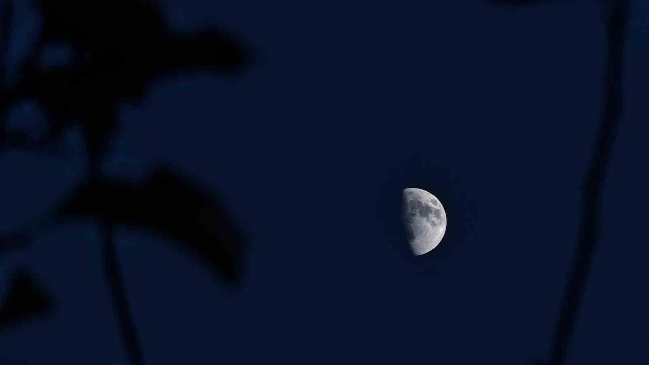 Ahlat'ta Büyüleyici Yarım Ay Manzarası