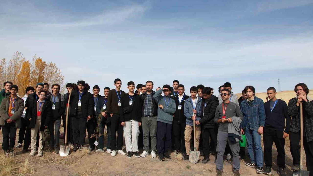 Ahlat’ta Öğrenciler Fidan Dikerek Doğaya Katkı Sağladı