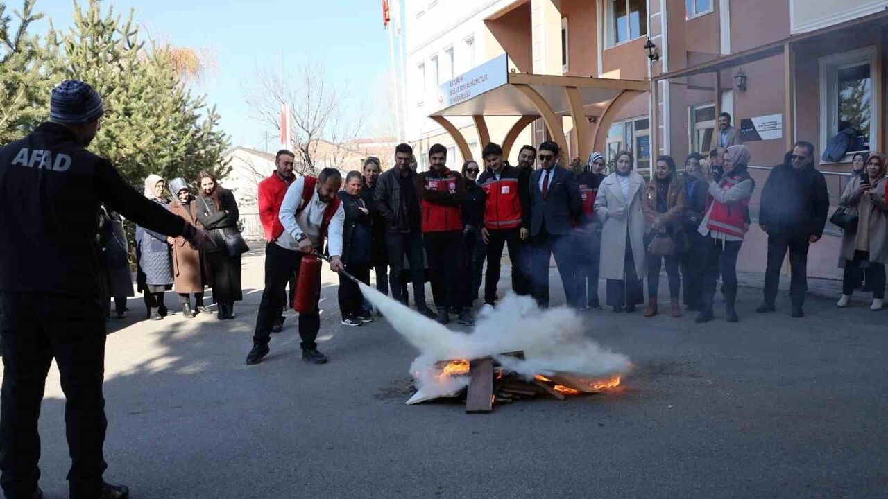 Aile ve Sosyal Hizmetler İl Müdürlüğü'nde Afet Farkındalık ve Yangın Eğitimi