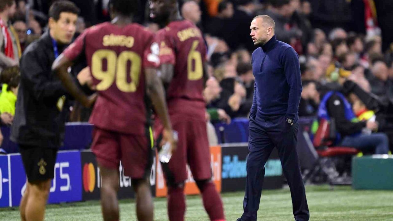 Ajax'ta Teknik Direktör Değişikliği: John Heitinga Görevden Alındı