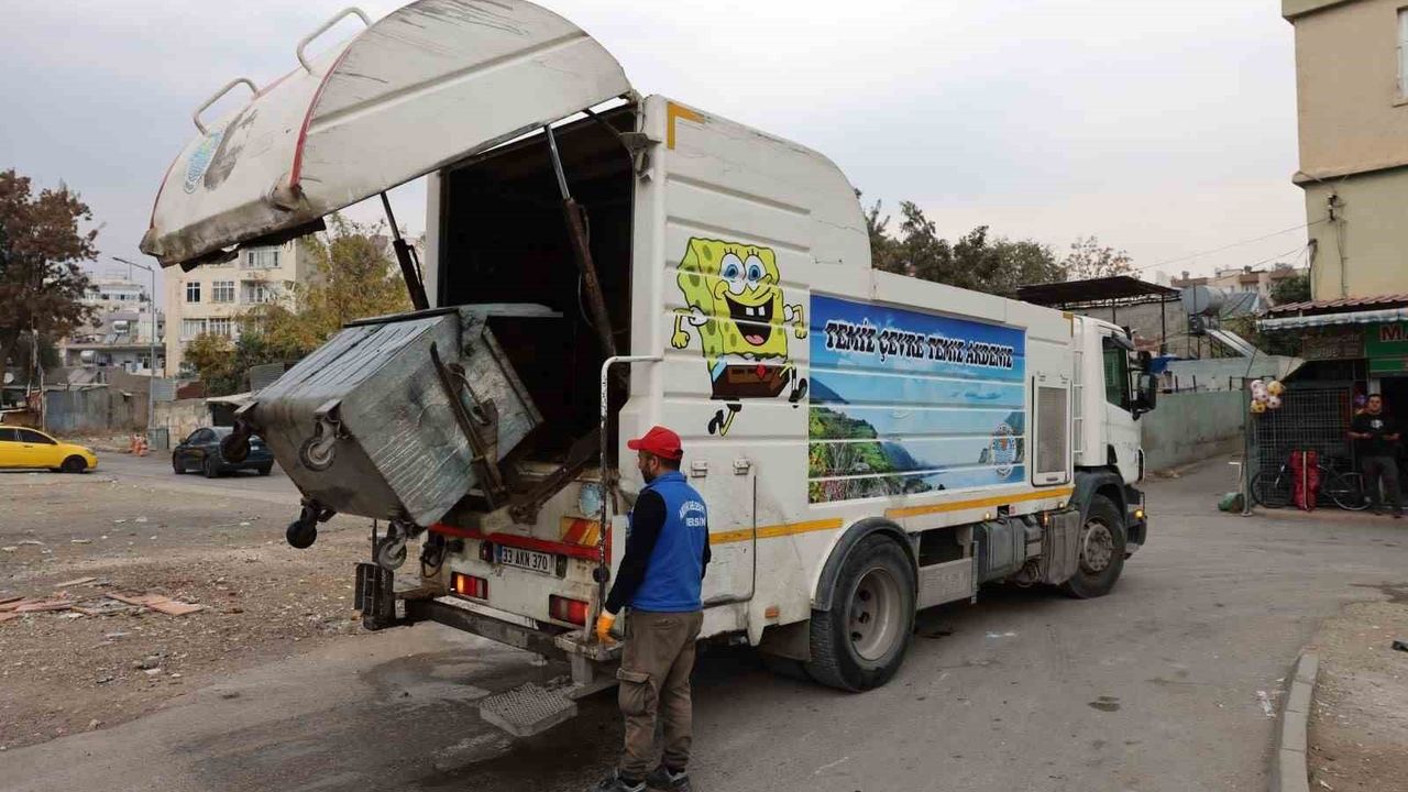 Akdeniz Belediyesi Çöp Konteynerlerini Yıkayıp Dezenfekte Ediyor