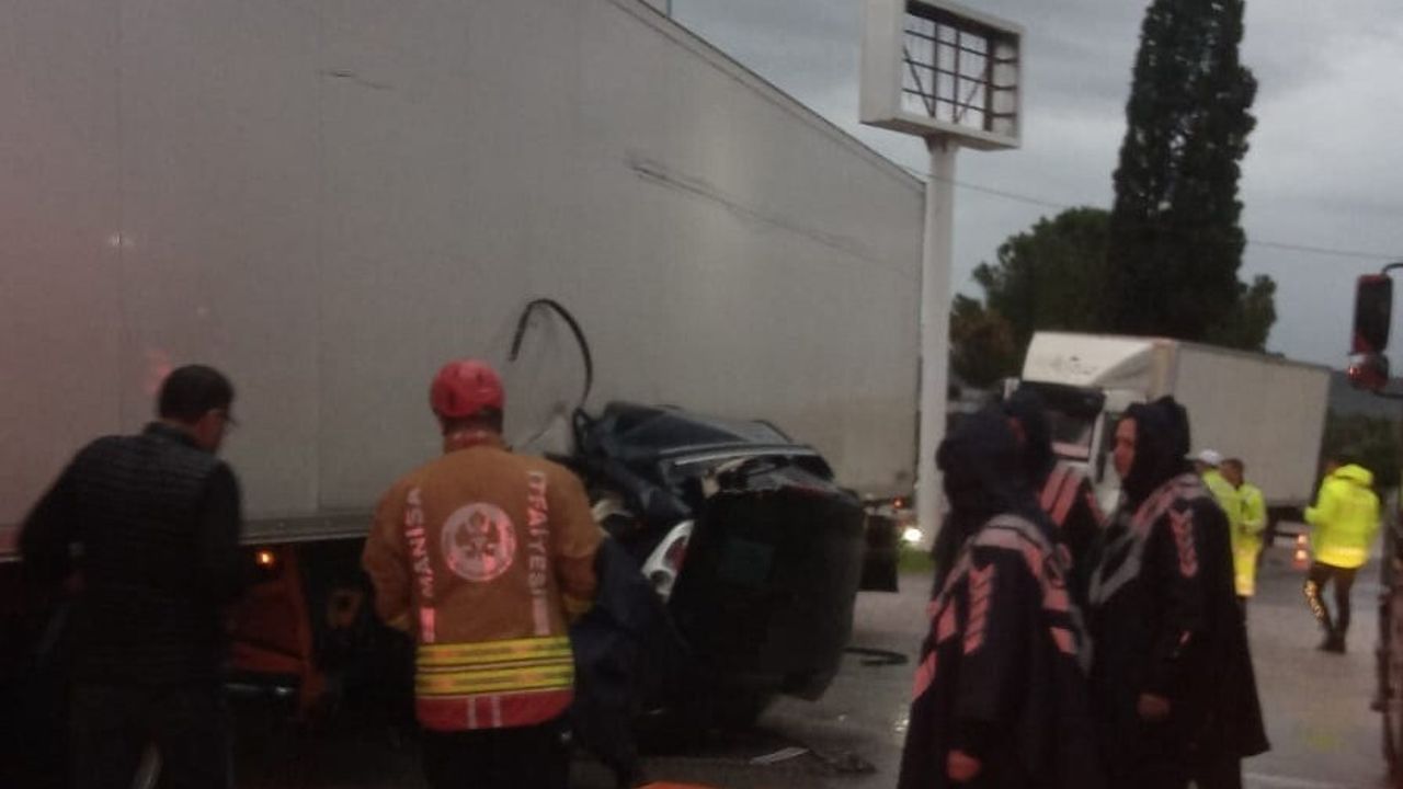 Akhisar'da Dört Can Kaybı: Tır ve Otomobil Çarpıştı