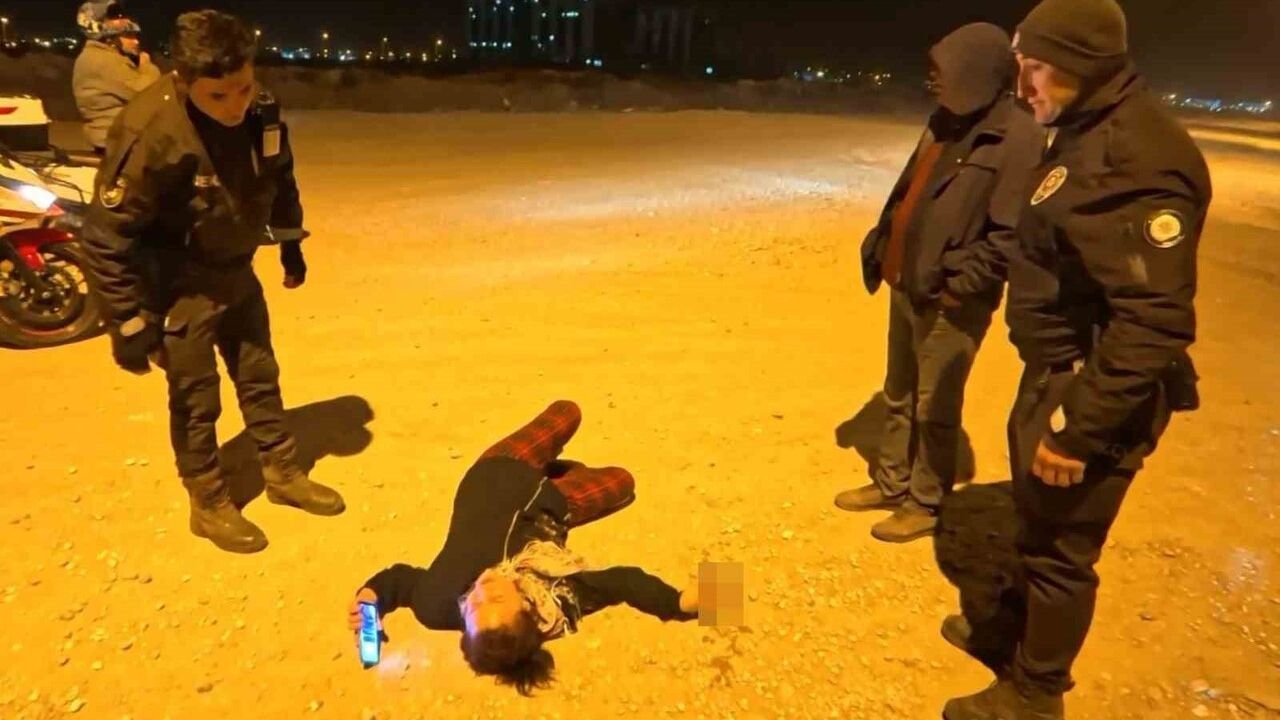 Aksaray'da Alkollü Kadın Bekçilere Tepki Gösterdi