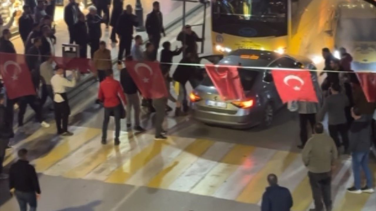 Aksaray'da Alkollü Sürücü Kaldırıma Çıktı, Vatandaşlar Öfkeli
