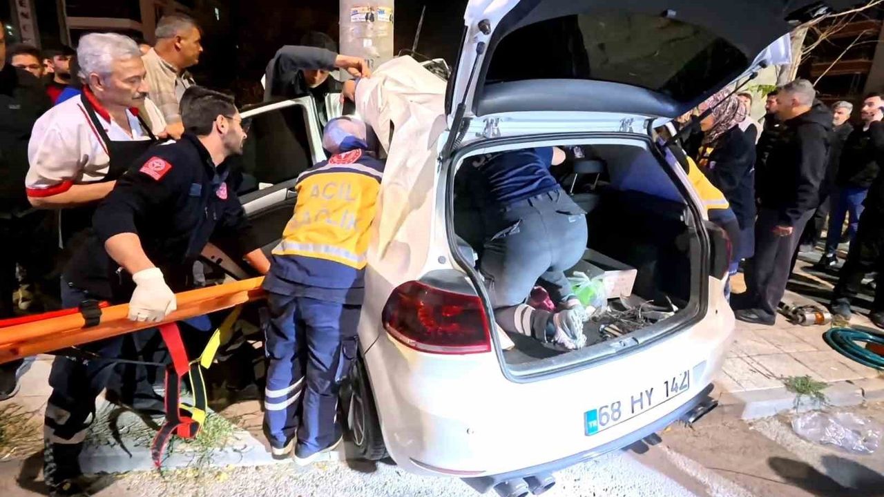 Aksaray'da Otomobil Direğe Saplandı: 2 Kişi Ağır Yaralandı