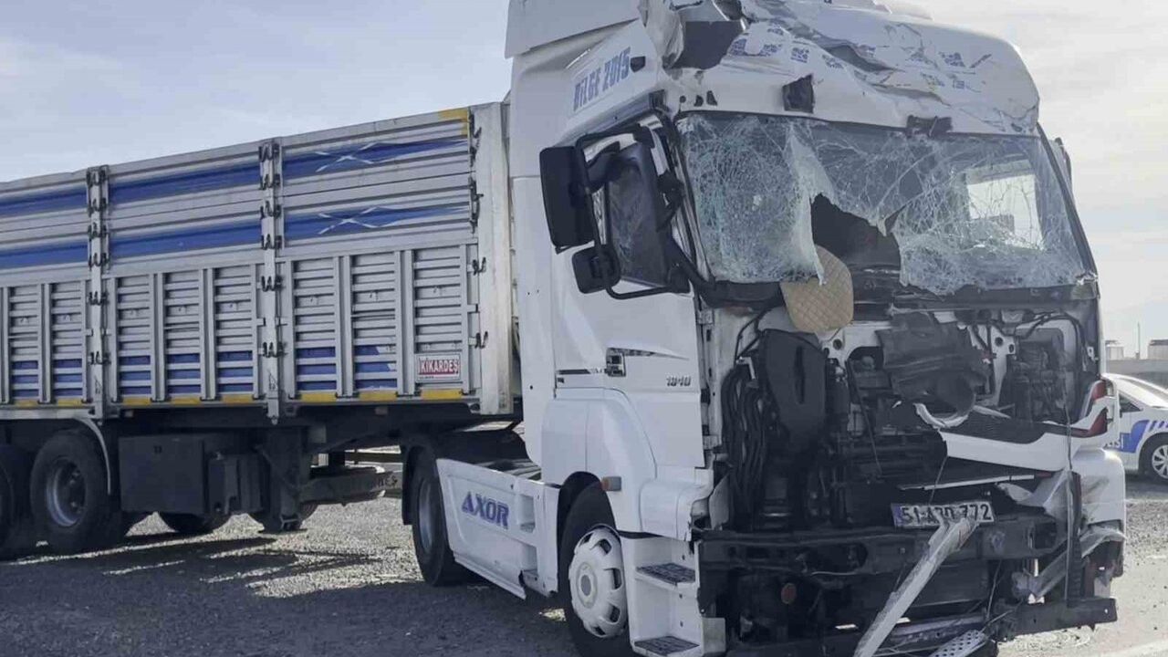 Aksaray’da Tır Çarpışması: 1 Kişi Yaralandı