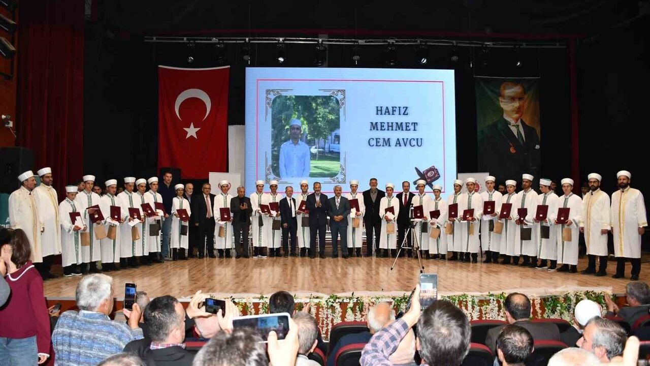 Akşehir’de 22 Hafız için İcazet Merasimi Gerçekleştirildi