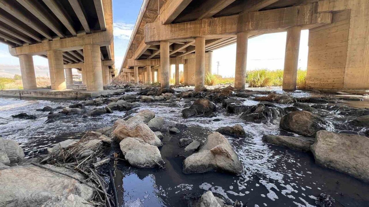 Aksu Çayı'nda Kirlilik Sorunu: Fabrika Atıkları Çevreyi Tehdit Ediyor