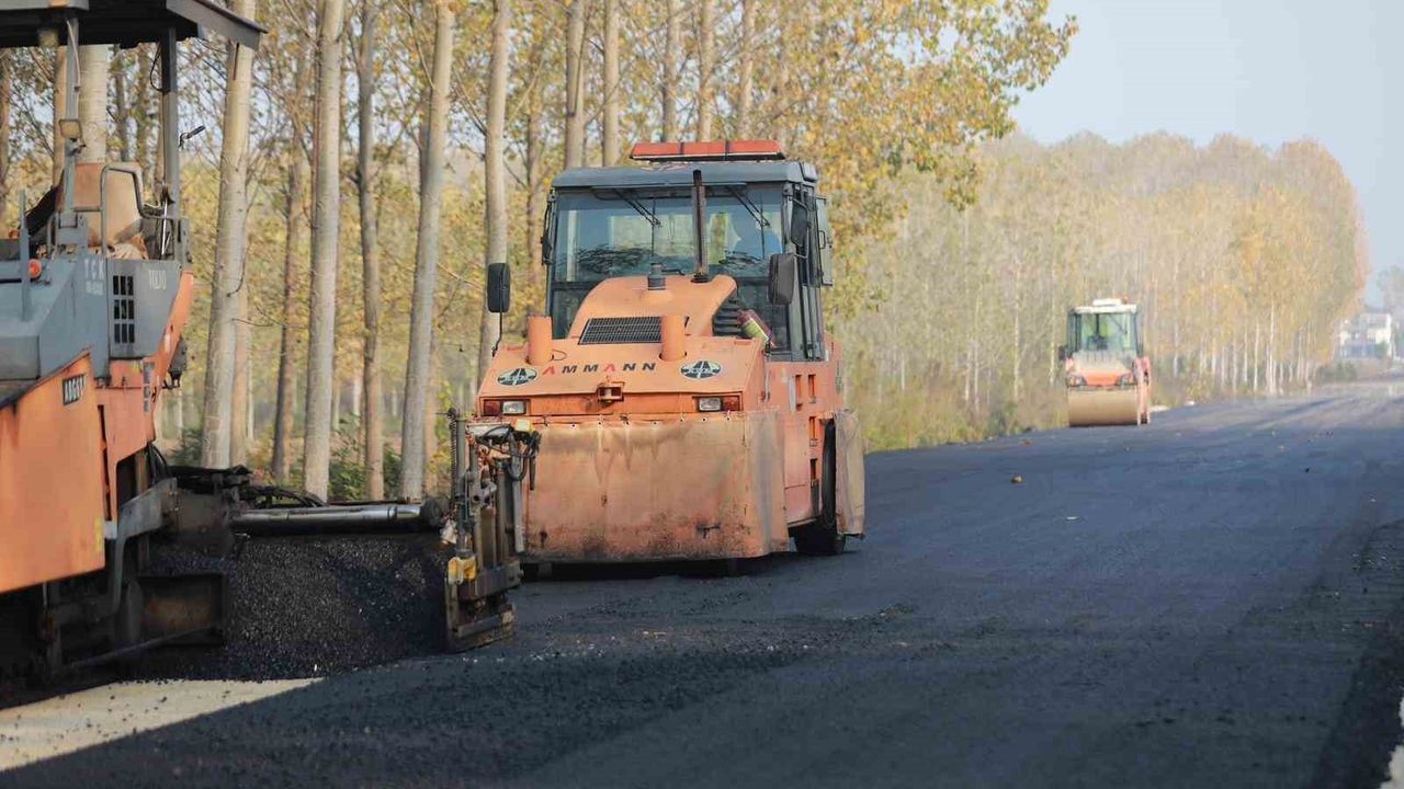 Akyazı Yahyalı Bağlantı Yolu'nda Asfalt Çalışmaları Hızla İlerliyor