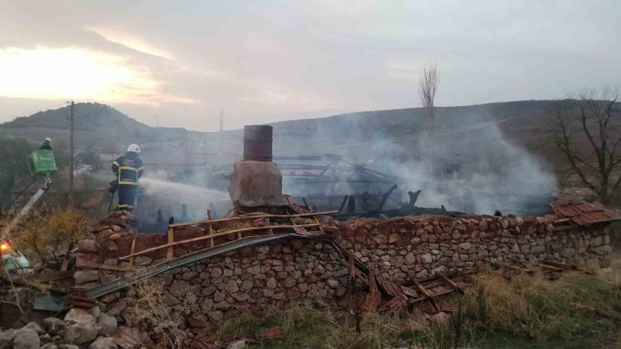 Alaca'da Eski Kıyafet Yangını Korkuttu