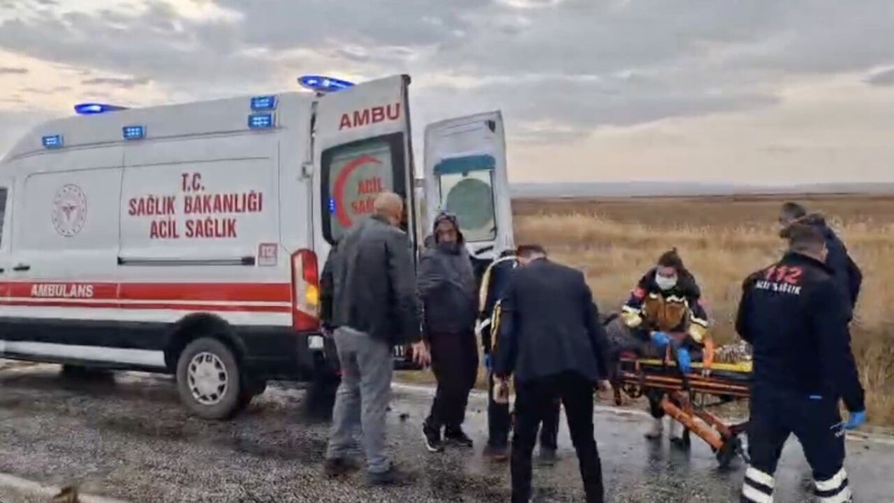 Alaca'da Minibüs Devrildi: 3 Yaralı