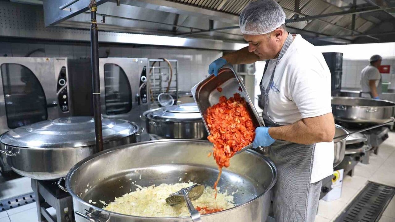 Alanya Aşevi İhtiyaç Sahiplerine Günde 600 Öğün Sıcak Yemek Sağlıyor