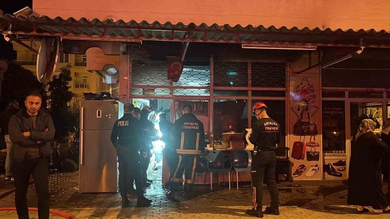 Alanya'da Beyaz Eşya Tamir Dükkanında Yangın Paniği