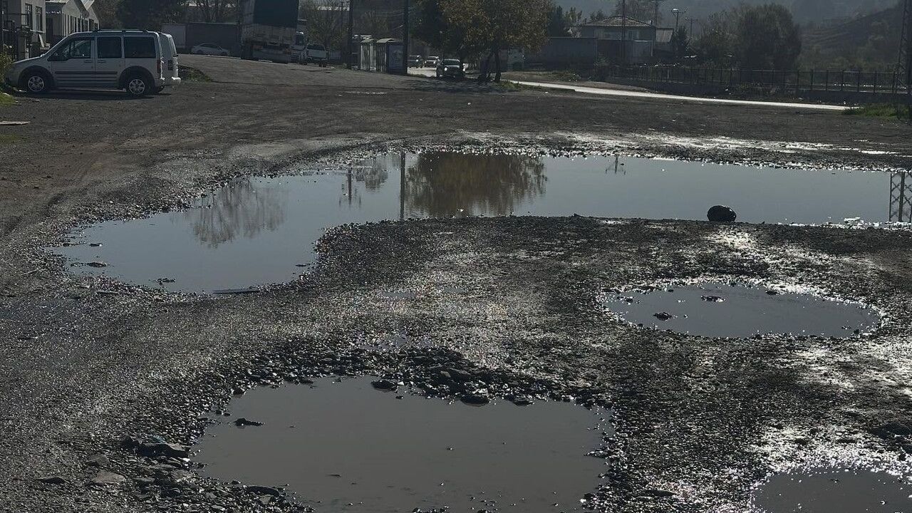 Alaplı'da Yağmur Sonrası Pazarda Su Birikintisi Sorunu