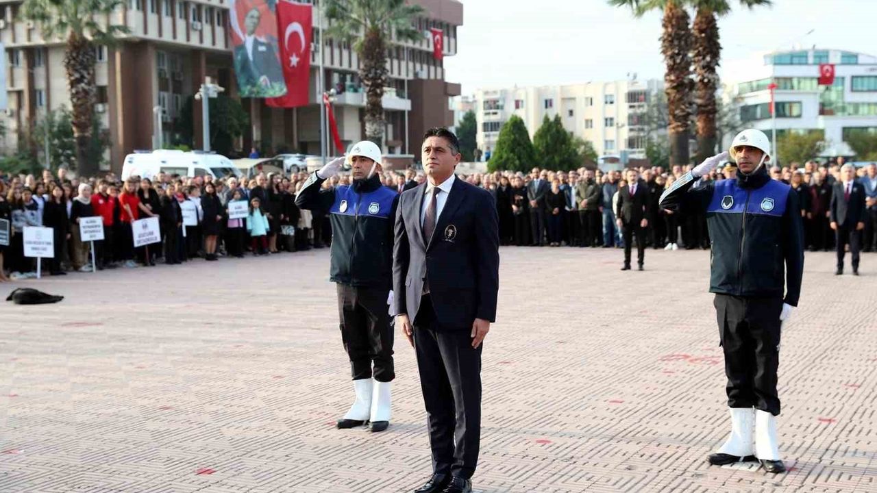 Aliağa'da Atatürk'e Saygı Duruşu