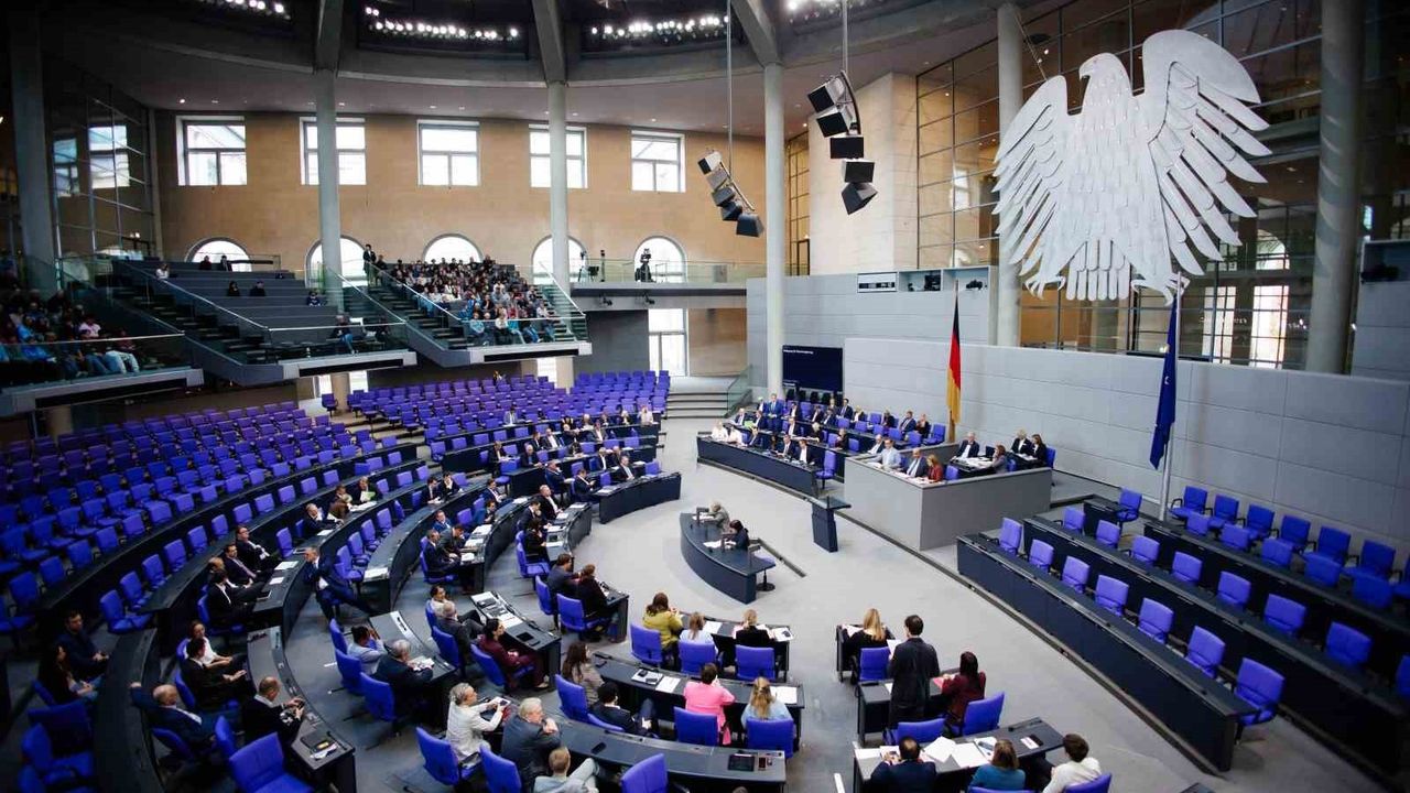 Alman Federal Meclisinde Şüpheli USB Alarmı