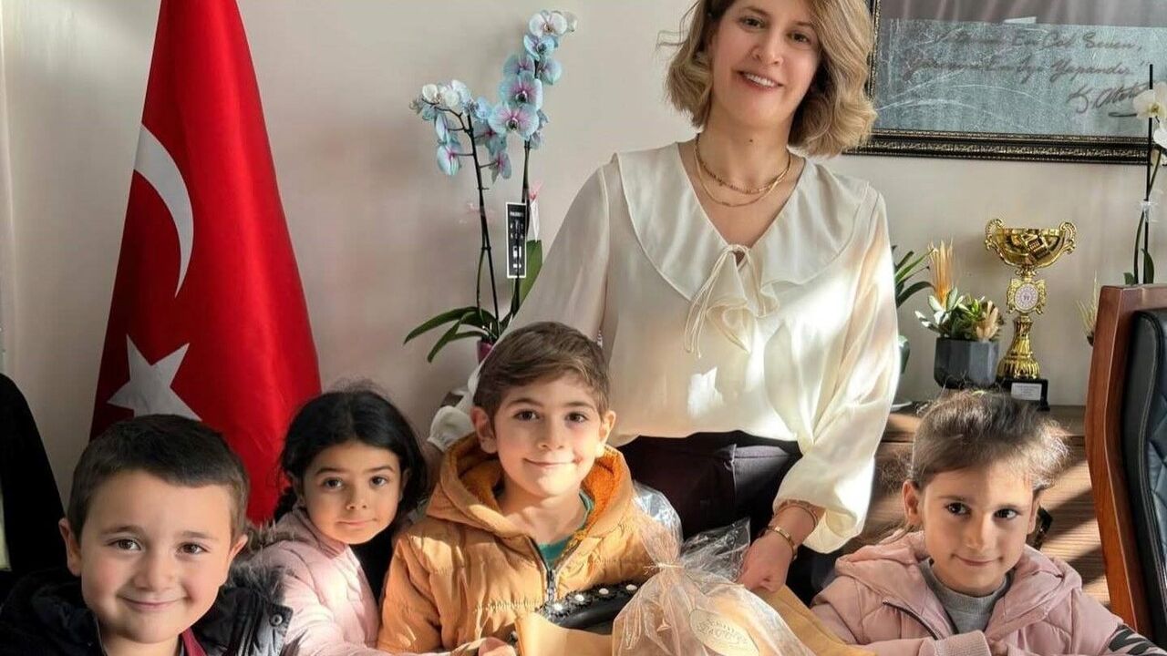 Altıntaş Anaokulu Öğrencilerinden İlçe Milli Eğitim Müdürü'ne Sıcak Hediye
