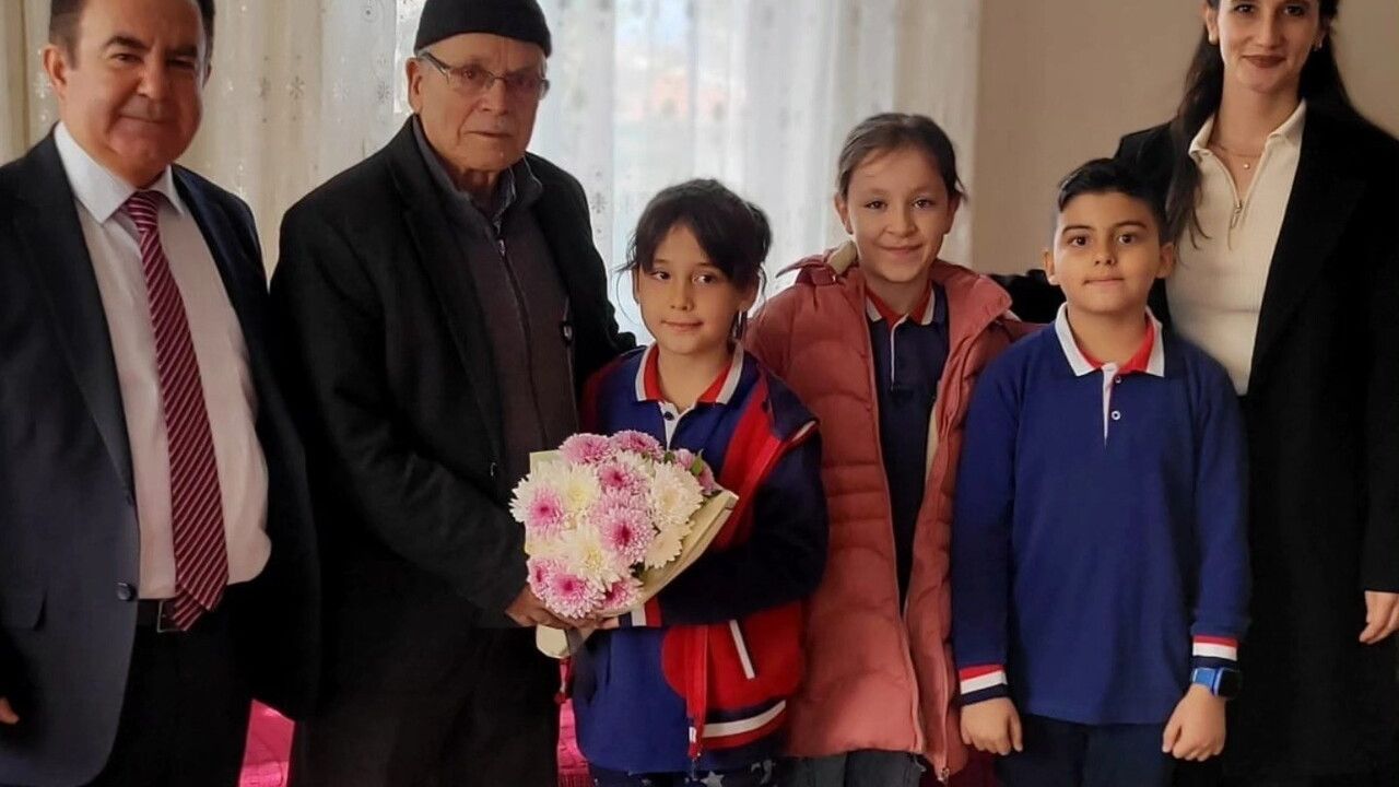 Altıntaş'ta Öğrencilerden Emekli Öğretmenlere Anlamlı Ziyaret