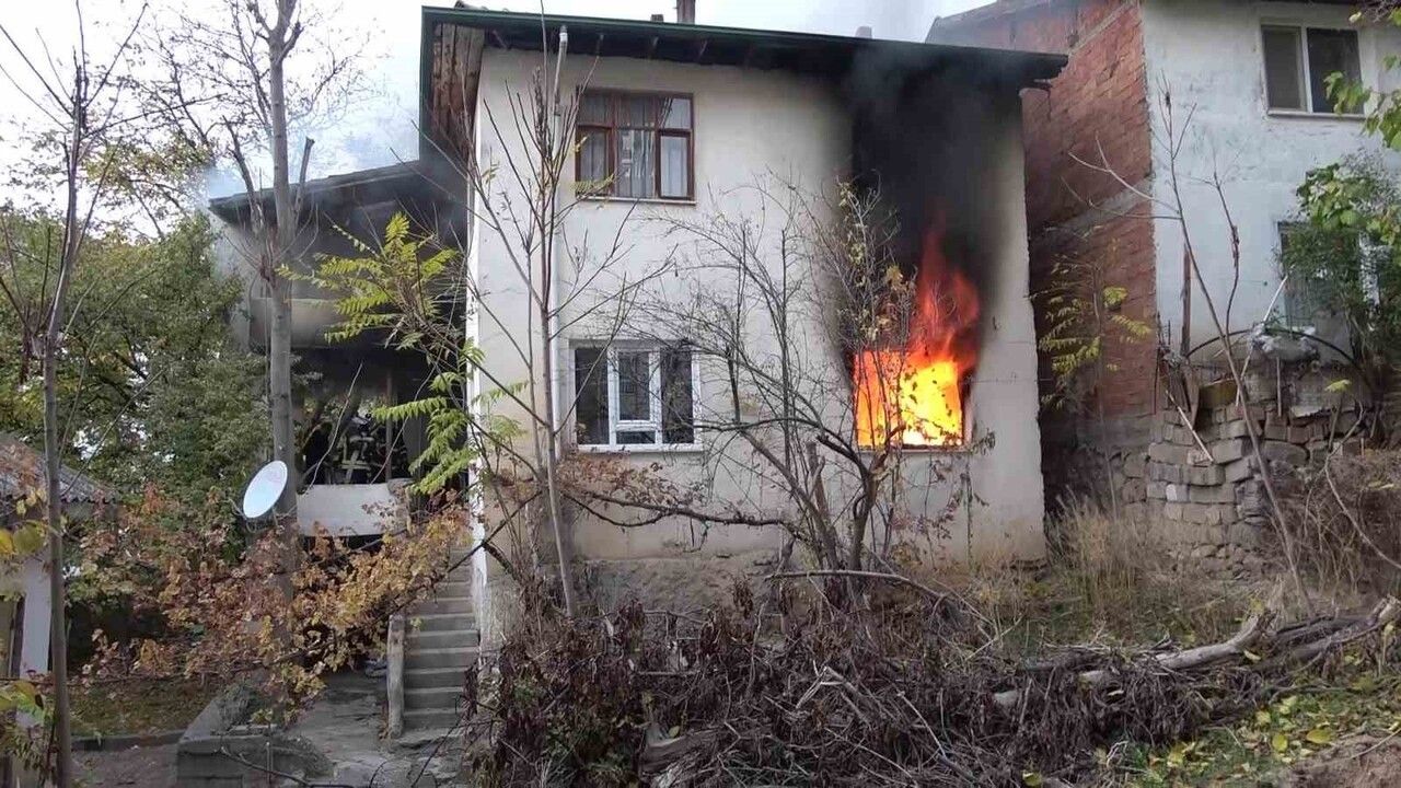 Amasya'da İki Katlı Evde Yangın Çıktı