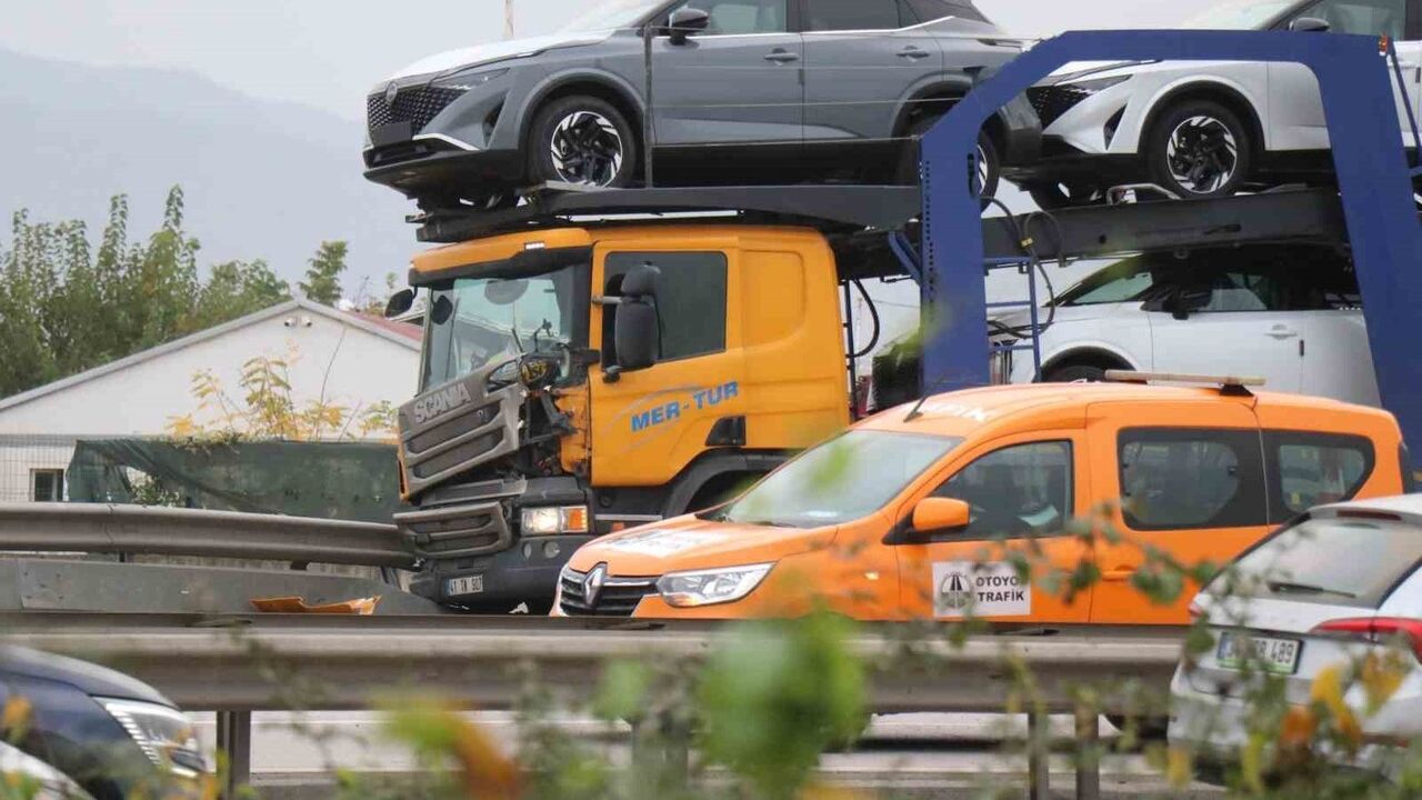 Anadolu Otoyolu'nda Tır ve Kamyon Çarpıştı: Trafik Kilitlendi