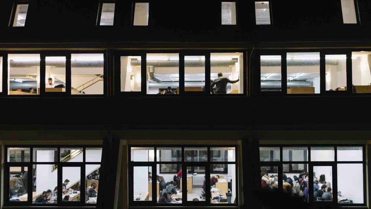 Anadolu Üniversitesi Kütüphanesi: 7/24 Öğrencilere Destek