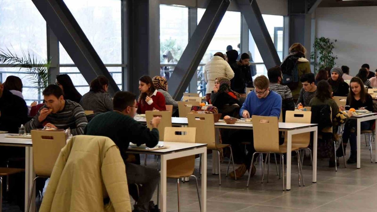 Anadolu Üniversitesi Yemek Bursu ile Öğrencilerine Destek Oluyor