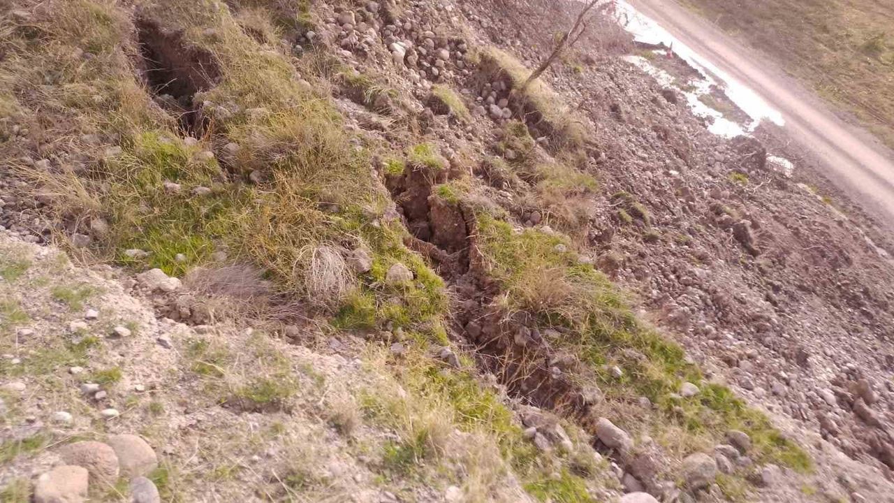 Ankara'da Toprak Kayması: Beypazarı'nda Yol Kapatıldı