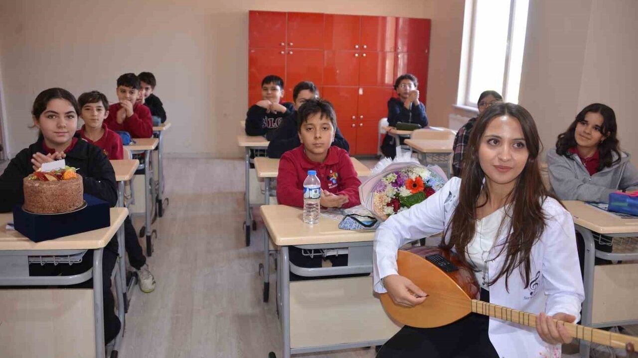 Anlamlı Cübbe Töreni: Hacer İçoğlu İlk Cübbesini Giydi