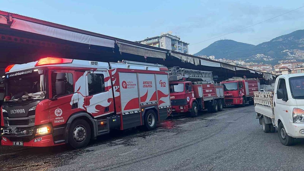 Antalya Alanya'da Sebze ve Meyve Deposunda Yangın Çıktı