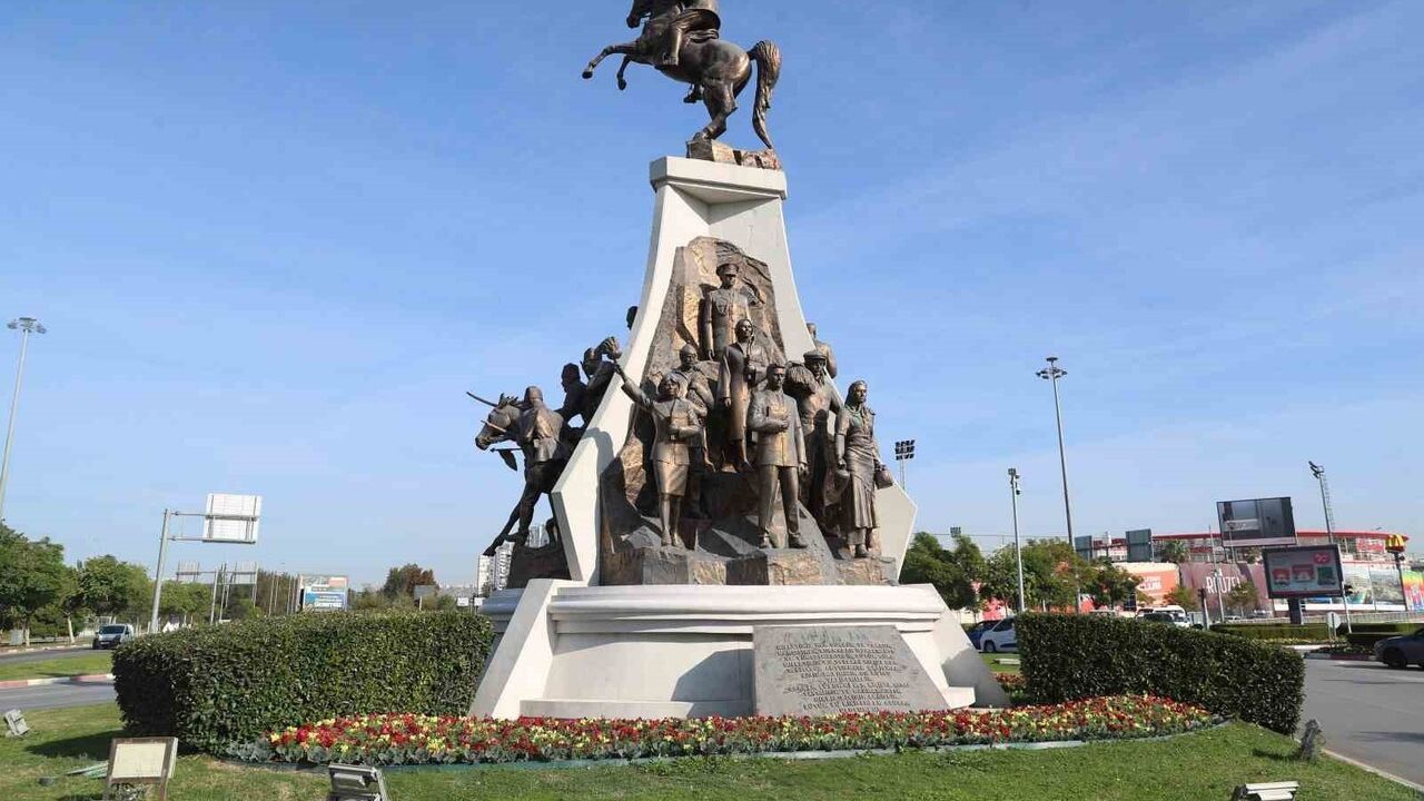 Antalya'da 4 Milyon Çiçek Kış İçin Hazırlanıyor