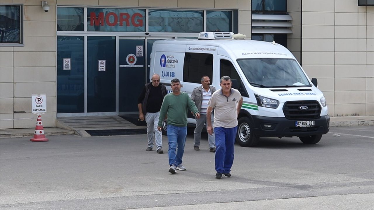 Antalya'da Bıçaklı Saldırı: 58 Yaşındaki Adam Hayatını Kaybetti