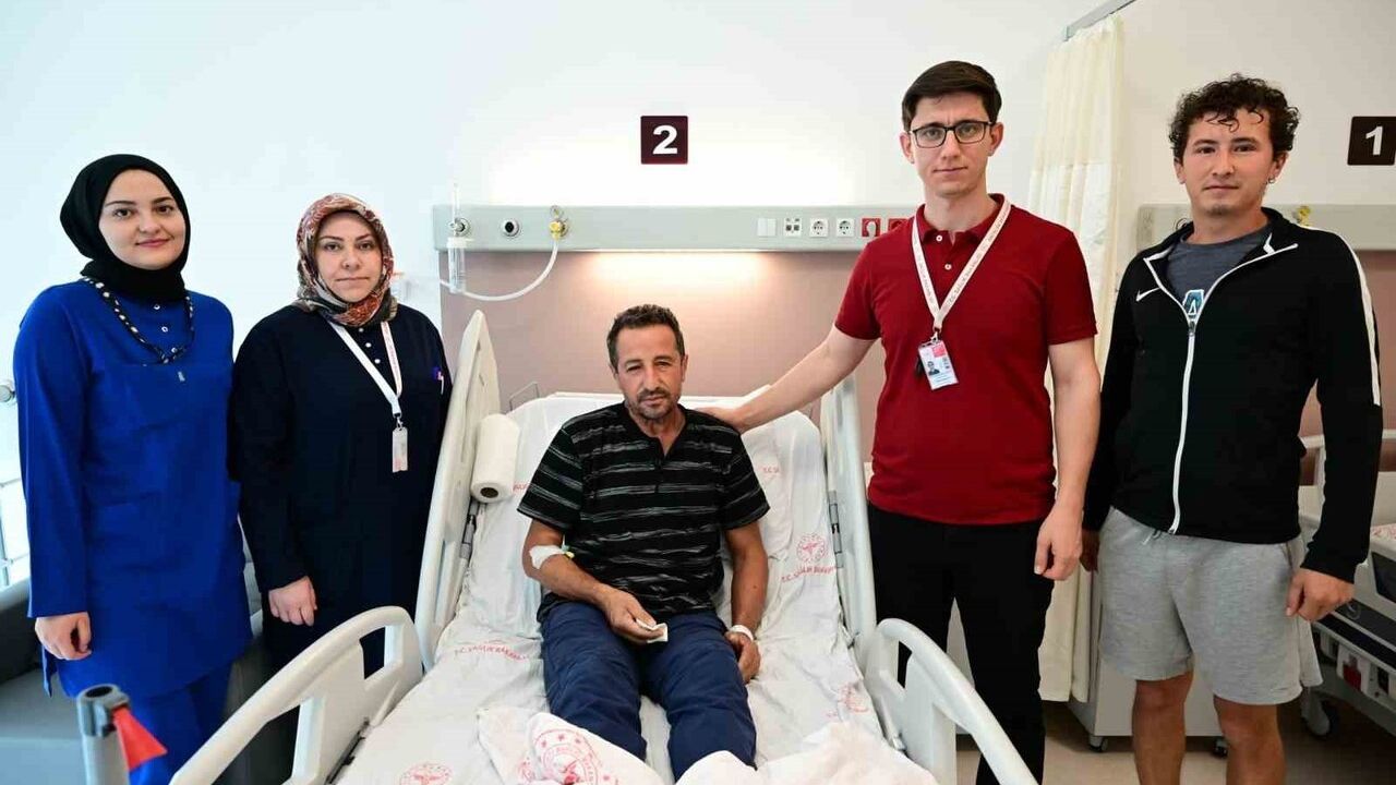 Antalya'da Çekiç Kullanırken Gözüne Metal Parça Saplanan Hasta Ameliyatla Kurtarıldı