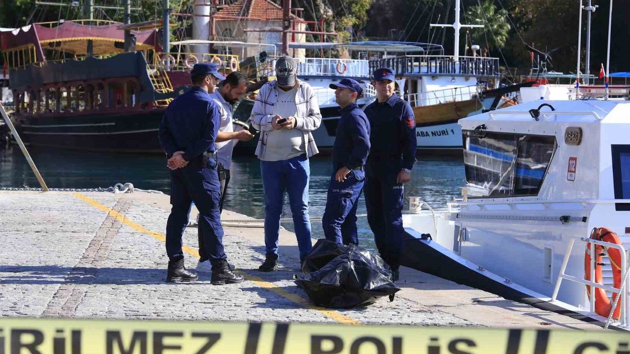 Antalya'da Denizde Genç Kızın Cansız Bedeni Bulundu