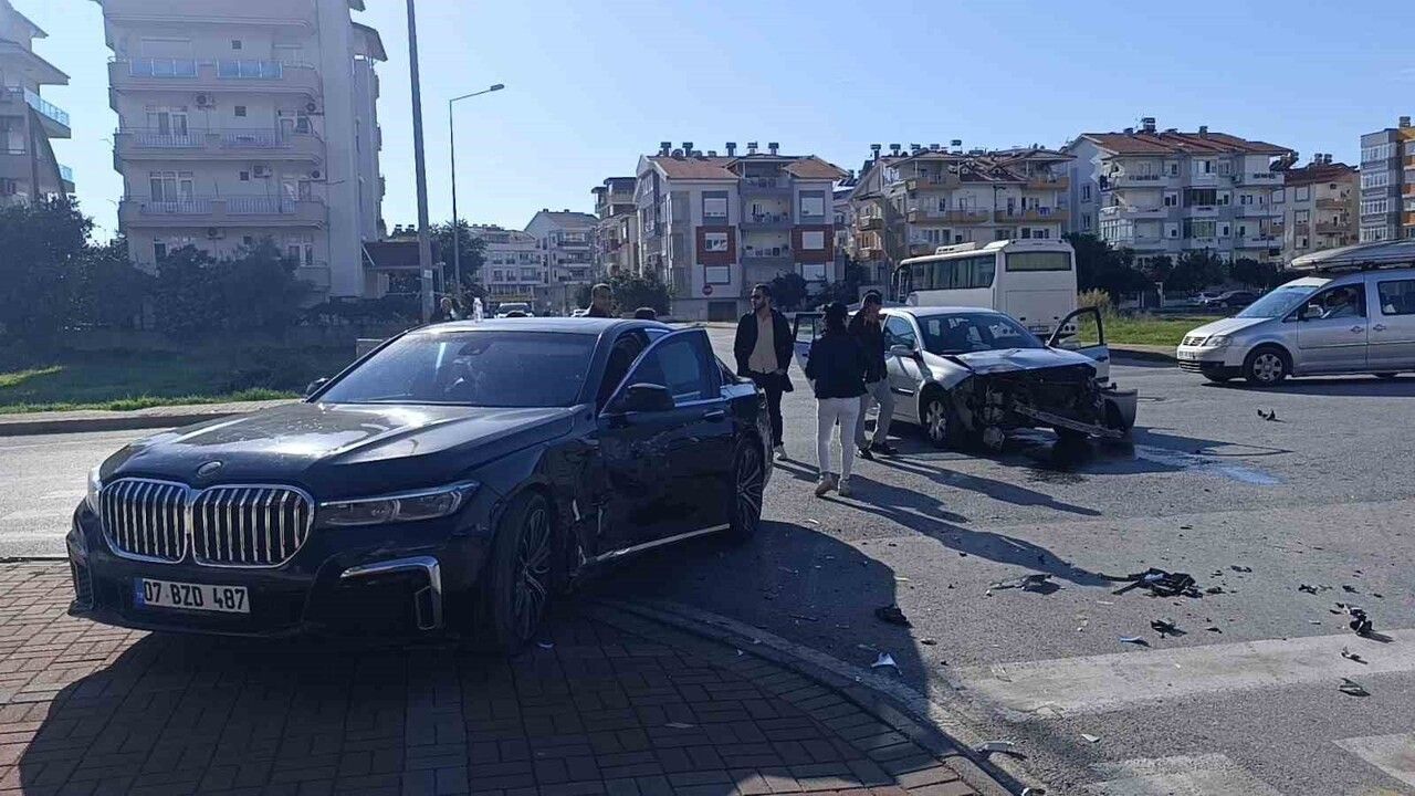 Antalya'da İl Sağlık Müdürlüğü'ne Ait Araç Kaza Yaptı