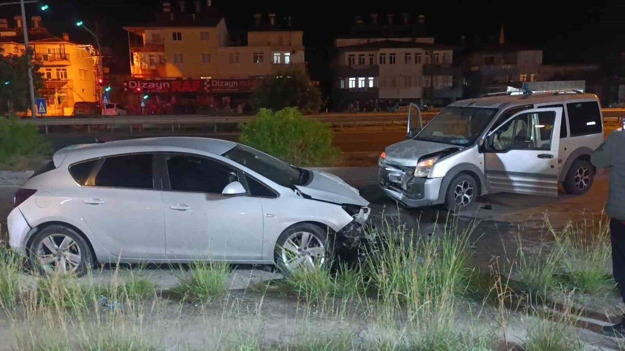 Antalya'da Kaza: Otomobil Havalanarak Hafif Ticari Araca Çarptı