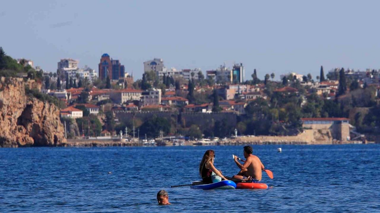 Antalya'da Kışa Rağmen Yaz Havası